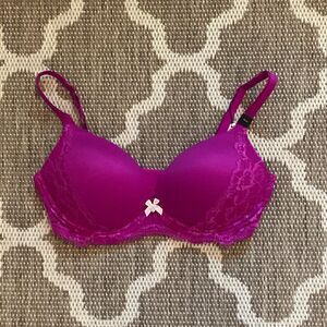 Victoria’s Secret bra, body by Victoria no wire bra size 36DD ￼